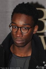 组图：2013全英音乐奖男星帅气亮相红毯