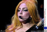 组图：Lady Gaga保加利亚开唱 百变造型蒙面狂野