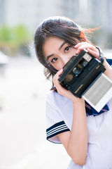 组图：张含韵拍摄杂志封面 穿起校服致青春