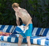 组图：哈里王子分手快乐 泳池潜伏偷看美女裙底