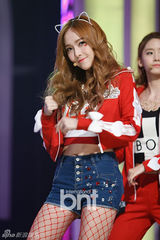 组图：韩团少女时代露小蛮腰 新曲打榜三连冠