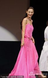 组图：张柏芝助阵新片戛纳首映粉裙摇曳多姿
