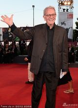 组图：《无畏者》首映 女星桑德拉优雅蓝裙亮相