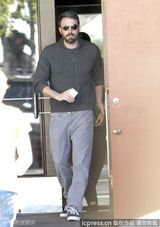 组图：阿弗莱克大胡子男人味十足 夫妇共度二人世界