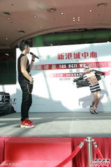 组图：吴建豪盼红馆开唱 签唱与粉丝亲密互动