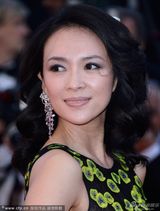 组图：章子怡黑底碎花透视装亮相 耳环耀眼