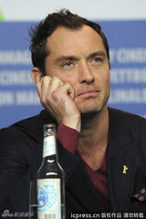 组图：裘德-洛熟男魅力不减 托腮卖萌N连拍