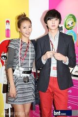 组图：韩星安珍庆等作为宣传大使出席化妆品博览会