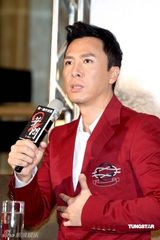 幻灯图：甄子丹台北宣传《叶问2》 展现温情一面