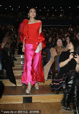 幻灯图集：《大兵小将》柏林首映 成龙林鹏着情侣装