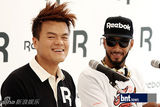 组图：韩星朴振英携SwizzBeatz出席代言品牌记者会