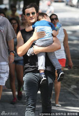 组图：奥兰多-布鲁姆带儿子公园荡秋千尽显父爱