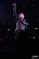 组图：郑伊健开唱秀肌肉与女模热舞 蒙嘉慧现身支持