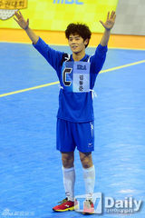 组图：EXO鹿晗等驰骋球场 Beast组进球获胜