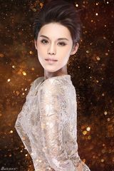 组图：女星韩丹彤凤袍人气涨 受邀拍摄杂志时尚大片