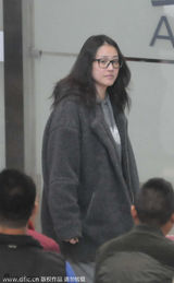 组图：周海媚素颜戴眼镜现身 身穿大衣体态臃肿