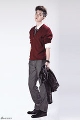 组图：王栎鑫演绎时尚潮搭 表情搞怪大变身