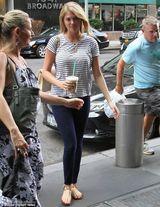 组图：抖奶超模现身街头 休闲T恤难掩丰满上围