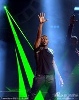 组图：亚瑟小子深情开唱 捂耳伸手表情纠结