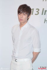 组图：李敏镐全白亮相代言疑透点 15分钟快闪