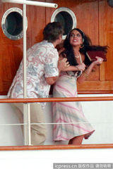 组图：林赛着爆乳吊带裙撕打不慎露半球