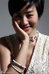 组图：张龄心素雅写真笑容爽朗