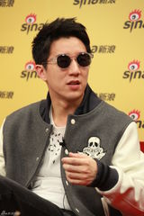 组图：《一座城池》主创做客 房祖名黑超卖萌