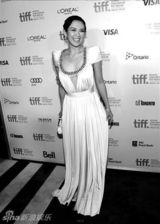 组图：章子怡裸色礼服亮相搭配复古发型