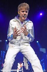 组图：贾斯汀-比伯曼城开唱 自摸胯下“不淡定”