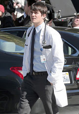 幻灯图集：布鲁姆新片变装 穿白大褂拍《好医生》