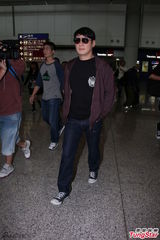 组图：黎明墨镜亮相 冷淡回应郭富城分手事