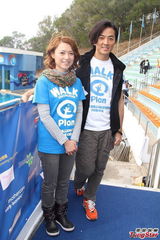 组图：郑伊健欧倩怡步行筹款 致力公益很开心