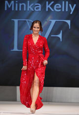 高清组图：敏卡-凯利红裙亮相纽约时装周慈善秀