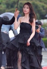 组图：朴河宣抹胸纱裙露香肩 美腿若隐若现