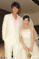 组图：陈怡蓉婚纱妩媚亮相 携手郭品超浪漫走秀