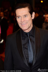 组图：柏林电影节开幕 男星威廉-达福正装现身