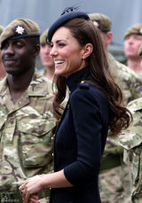 高清组图：英国王妃凯特-米尔顿军旅风装扮现身