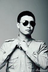 组图：李博戴墨镜拍黑白写真 尽显人文关怀