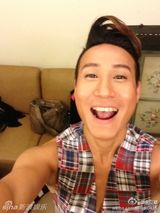 台歌手李立崴微博生前照 爱萌犬自侃酷似梁家辉