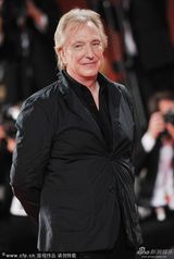 组图：《承诺》首映 豪尔穿长裙显优雅大方