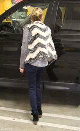 组图：艾玛-罗伯兹街拍LOOK奶油色黑纹马甲保暖