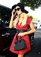 高清组图：帕丽斯-希尔顿V领红裙现身加油站