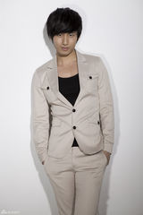 组图：成毅米色西装低调中彰显魅力