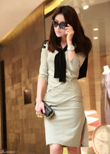 组图：贾青街拍秀航海风条纹连衣裙