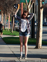 组图：暮光女搭狼人泰勒玩棒球热裤秀美腿