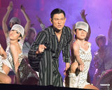 组图：刘德华唱爆上海八万人体育场 指挥歌迷大合唱 