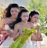 组图：安徽女大学生寒风中裸背扮“仙子”