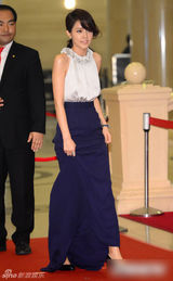 组图：蔡贞安亮相百想红毯 束腰蓝裙典雅清新