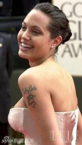 组图：朱莉25岁半裸照被拍 野马吻椒乳自在享受