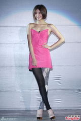 组图：林逸欣露酥胸开唱 周汤豪夸赞腿长身材好